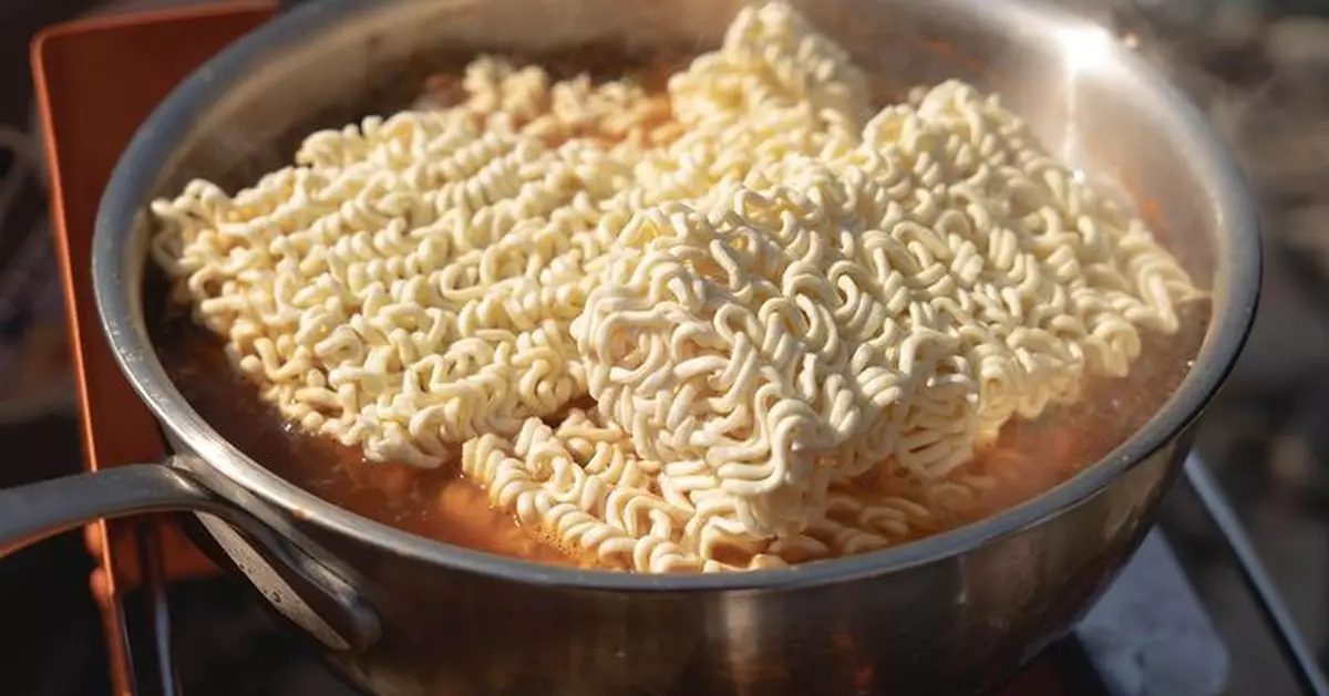 埃及少年連食三包未熟公仔麵肚痛嘔吐身亡 疑過量進食引發併發症