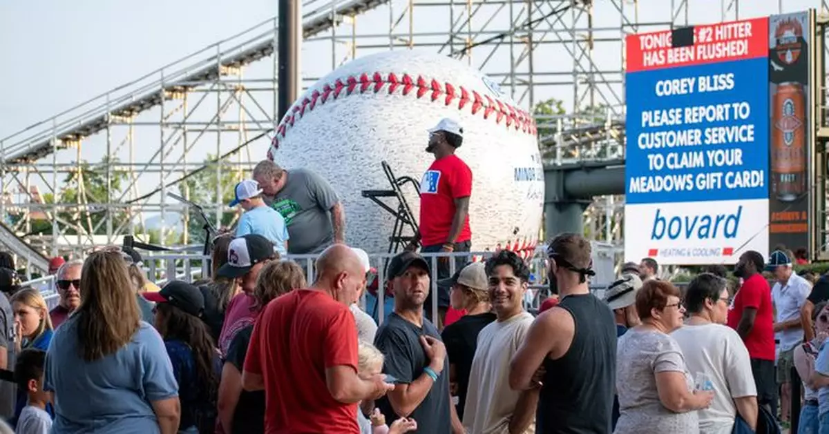 巨型棒球巡迴15個球場展出 成功收集6750個球迷簽名破世界紀錄