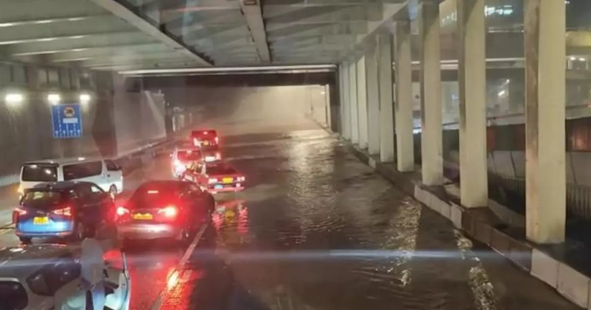 黑雨｜荃灣遭受大暴雨 荃錦往城隧全線封閉 多輛汽車死火 消防員現場救人
