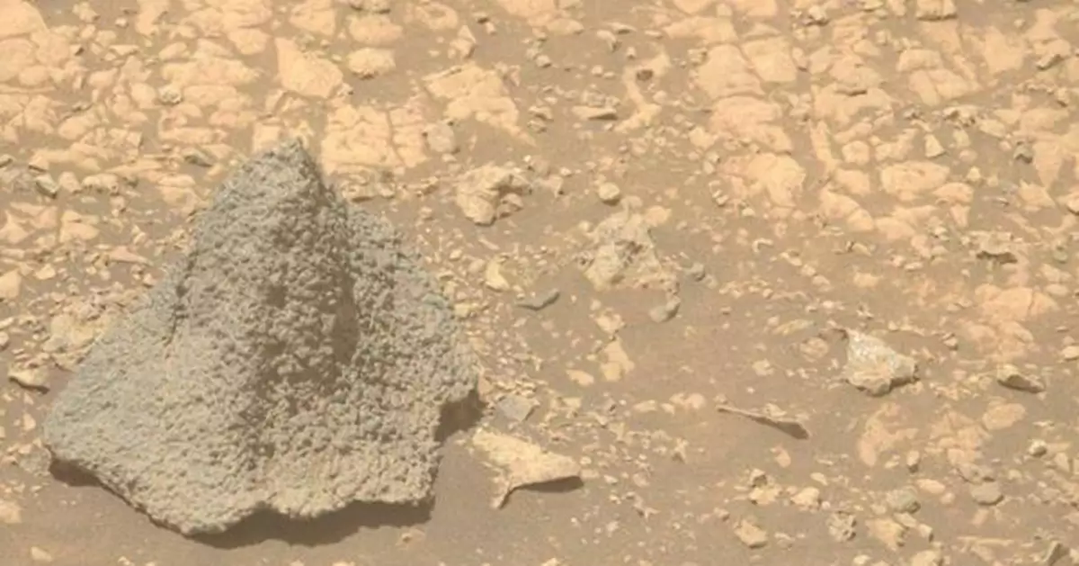 火星驚現「中世紀頭盔」？NASA毅力號拍下神秘岩石 科學家曝驚人成分