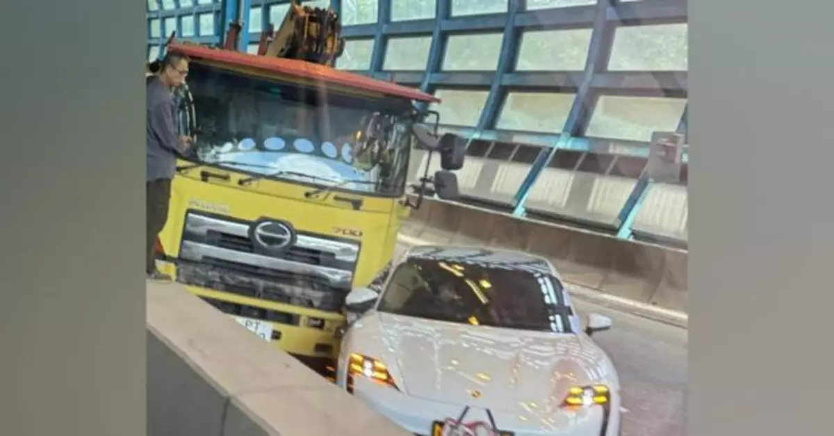 屯門皇珠路三車相撞　泥頭車司機一度被困消防救出送院