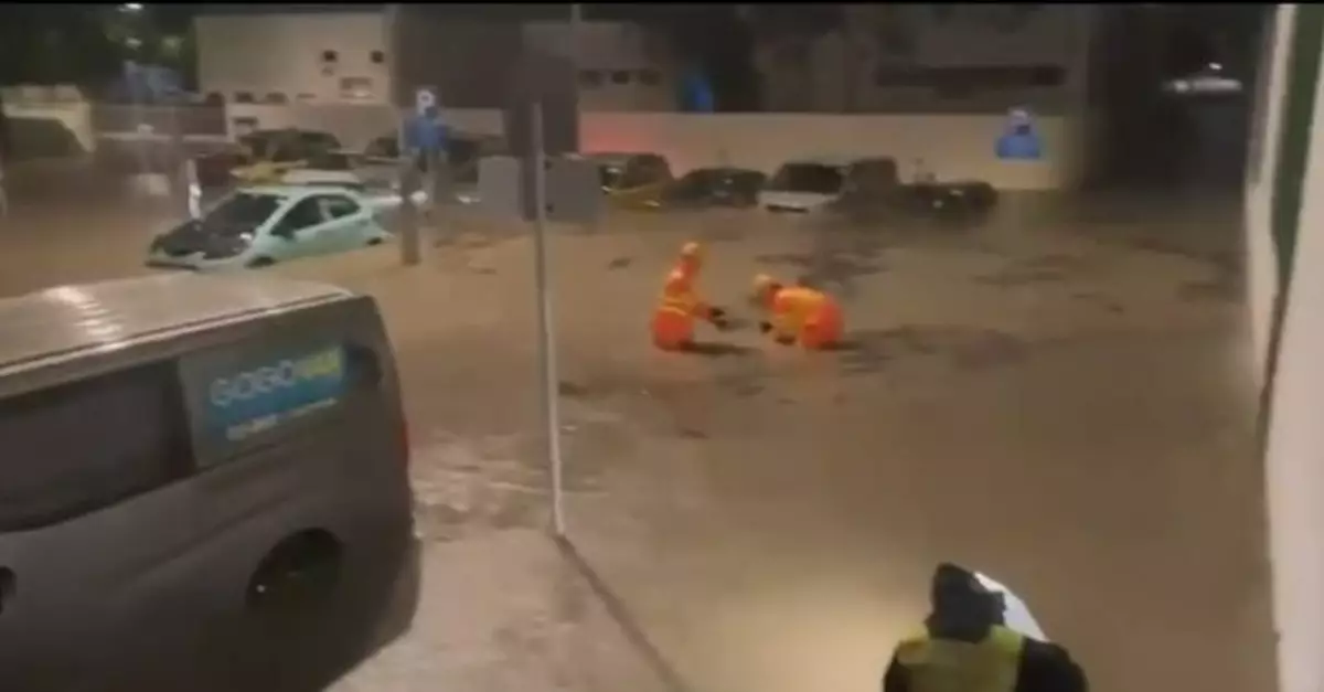 渠務署緊急應變隊伍正處理將軍澳敬賢里水浸　出動「龍吸水」協助