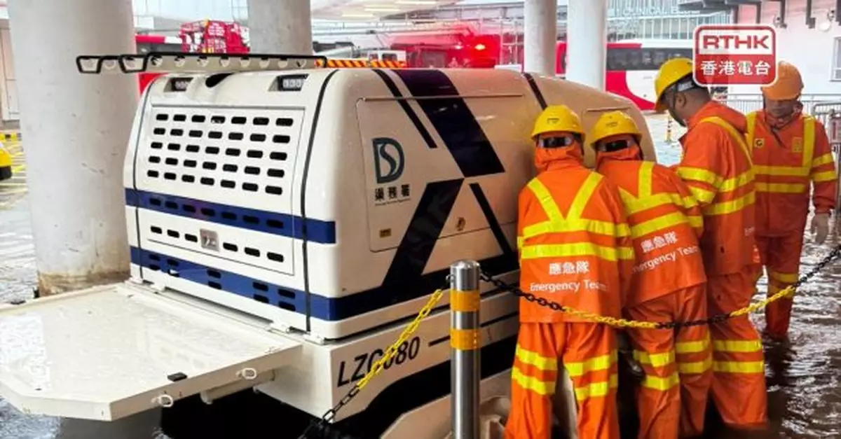 渠務署強力排水機械人「龍吸水」處理瑪麗醫院範圍內道路積水