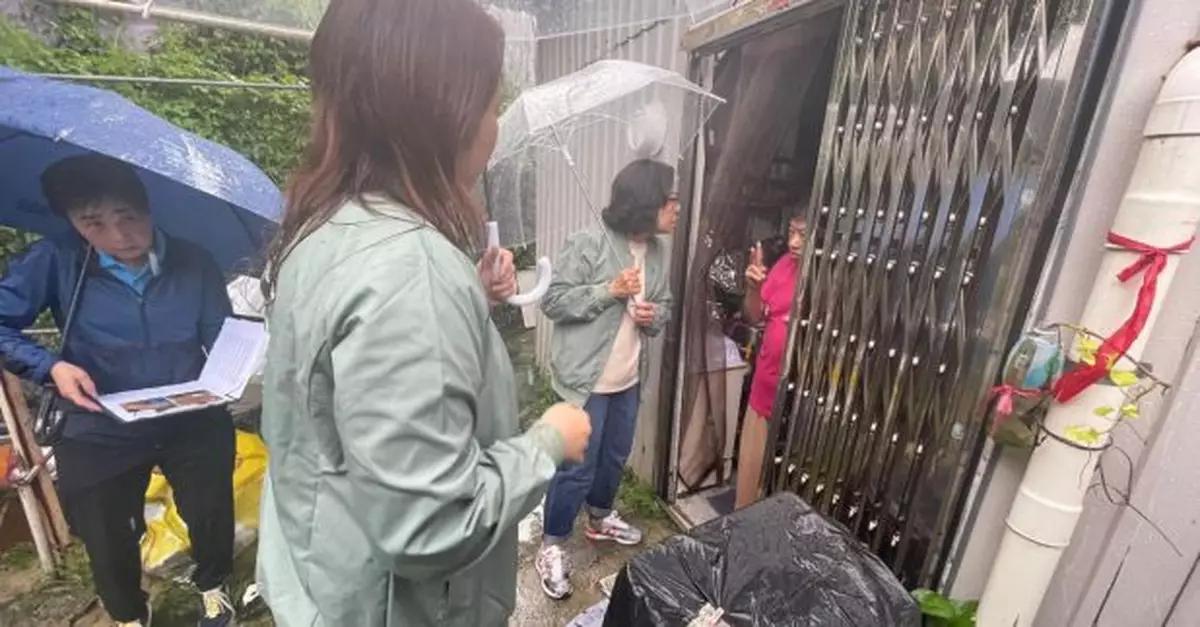 各區民政處與區議員及關愛隊協助市民應對暴雨下突發情況