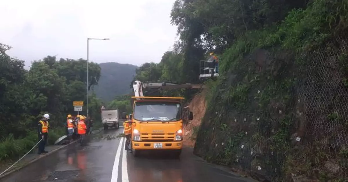 運輸及物流局稱暴雨期間密切監察各區交通　迅速清理受阻路段