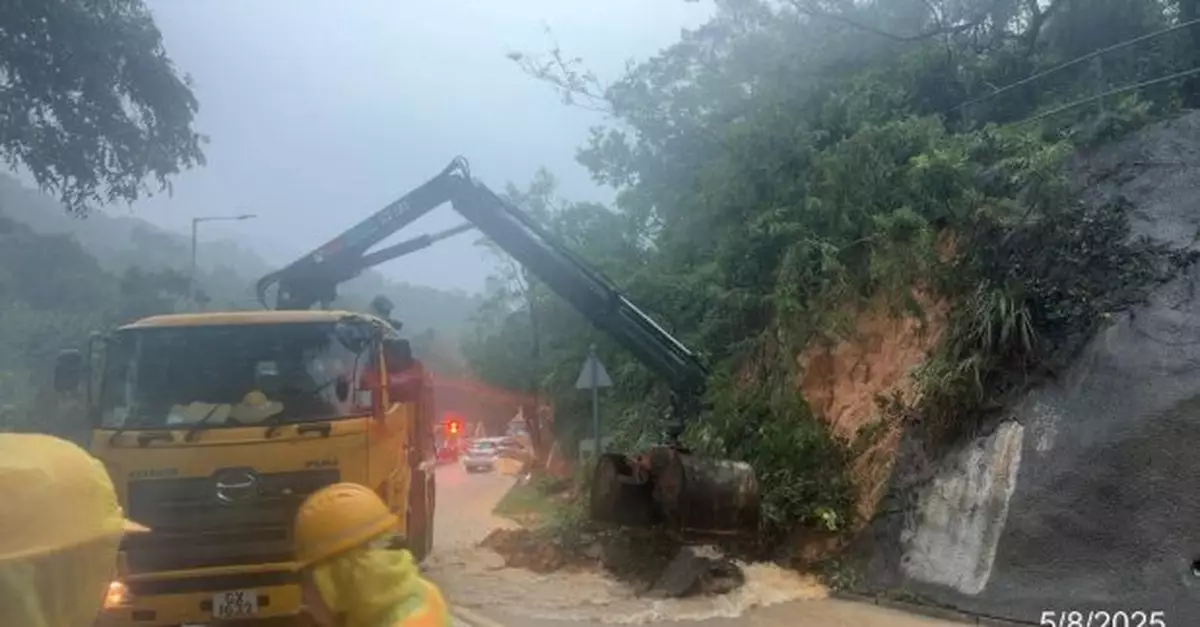 截至下午5時半土力工程處接獲共18宗山泥傾瀉報告
