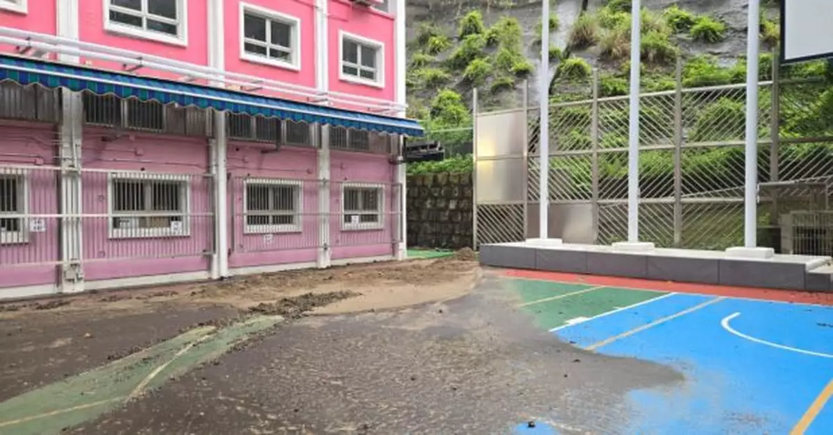 北角官立小學黑色泥水湧入覆蓋操場　土力工程處稱無山泥傾瀉跡象