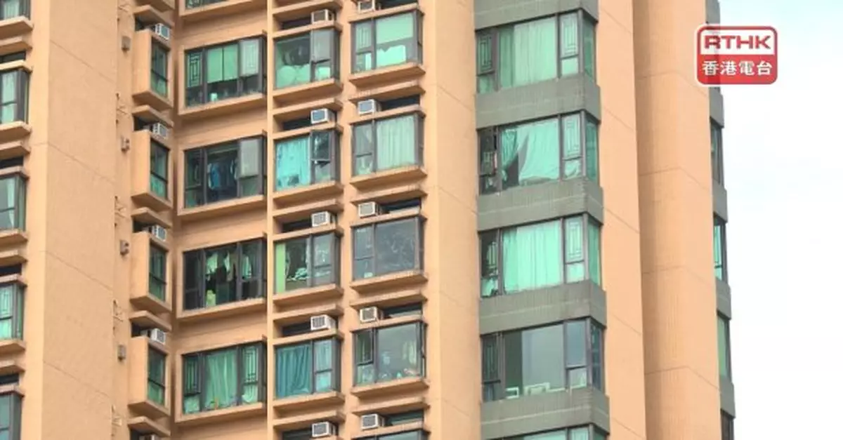 食環署人員早上到利東邨及曉峰園滅蚊　於草叢噴灑滅蚊劑