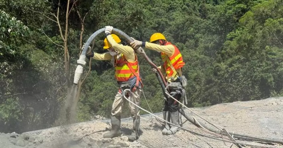 路政署料今晚10時可重開新娘潭路北行行車線及重開行人路