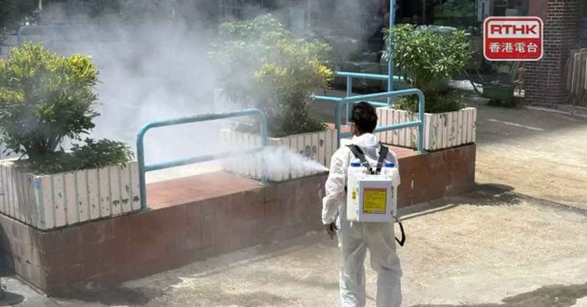 食環署人員到基孔肯雅熱患者居住的打磚坪街一帶滅蚊