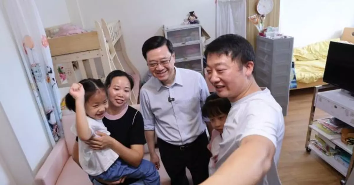 李家超到牛頭角探訪簡約公屋住戶　下月17日發表新一份施政報告