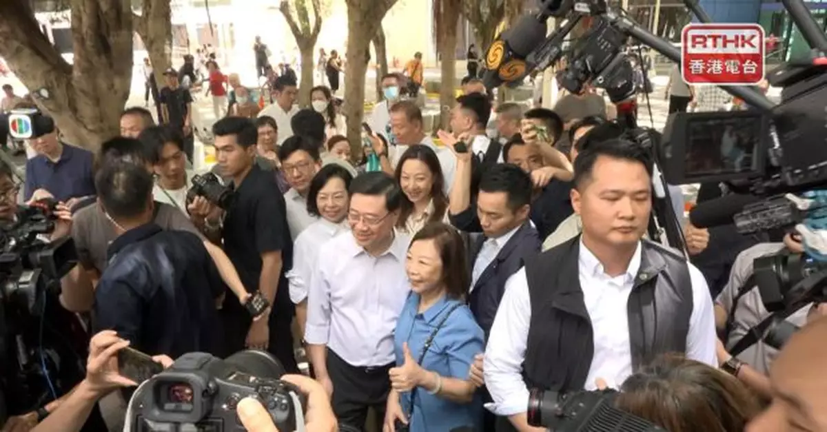 李家超繼續落區　到筲箕灣愛東邨視察