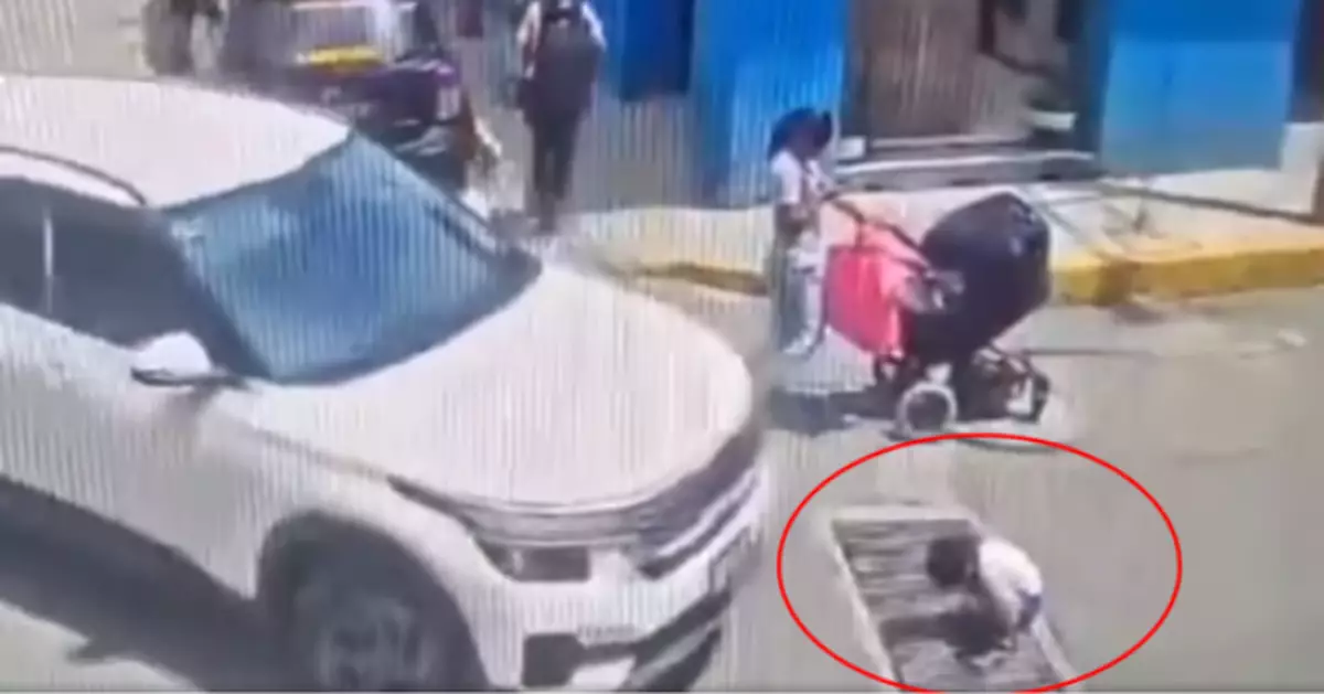 幼子闖路中央遭車撞倒輾過 墨西哥母全程掛住玩手機 抬頭始知出事