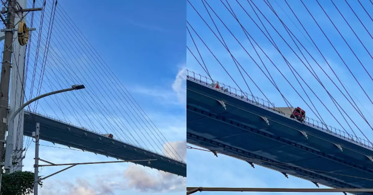 與私家車相撞失控撞大橋護欄 日拖車司機疑被拋出車外墜海亡