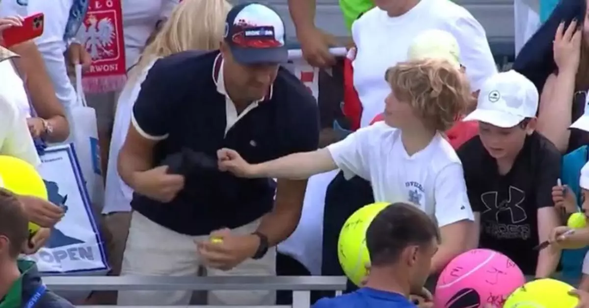 小球迷網球場邊獲選手贈帽 竟遭身旁成年男搶走 網民起底揭身份竟係…