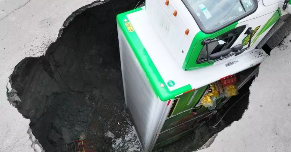 有片！墨西哥路面塌陷現巨坑 貨車閃避不及直插墮入 驚險畫面瘋傳