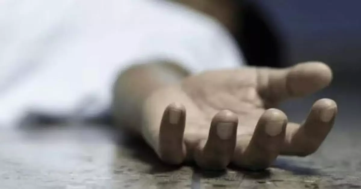 乘友人電單車遭雷劈 越南女安全帽燒焦裂成兩半當場喪命