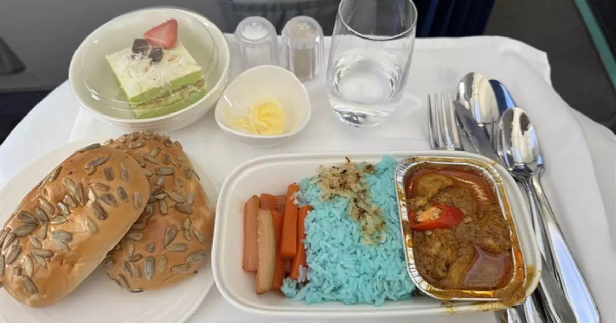 搭乘馬航短程航班 台旅客獲空服員熱情投餵6頓飛機餐還打包10個麵包回家