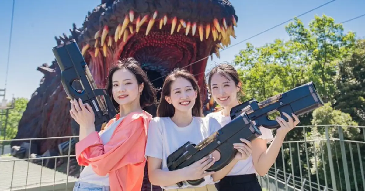 日樂園曬離奇哥斯拉宣傳照 3女反握P90衝鋒槍引爆笑：新迷因誕生！