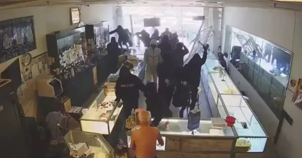 數10名劫匪駕車撞門洗劫加州珠寶店 8旬老闆阻止遭推倒嚇到中風