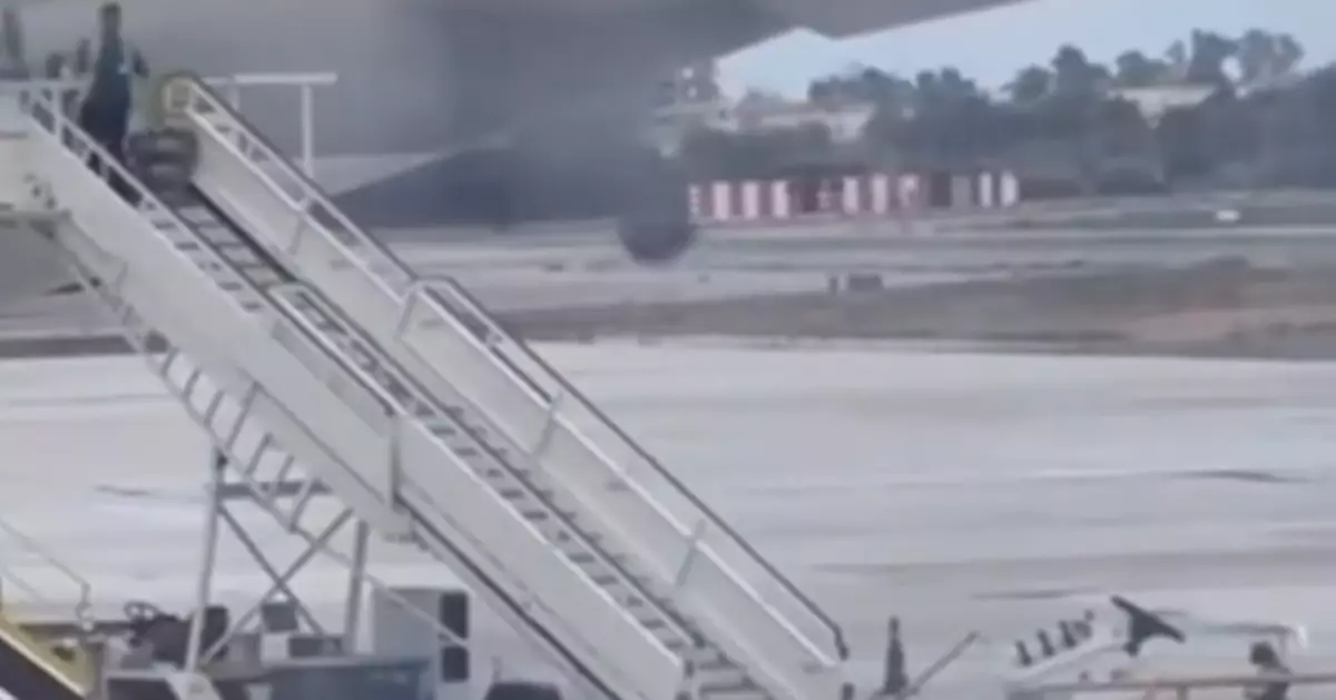 西班牙機場地勤人員「狂掟行李」被影到 粗魯卸貨方式引網民兩派意見