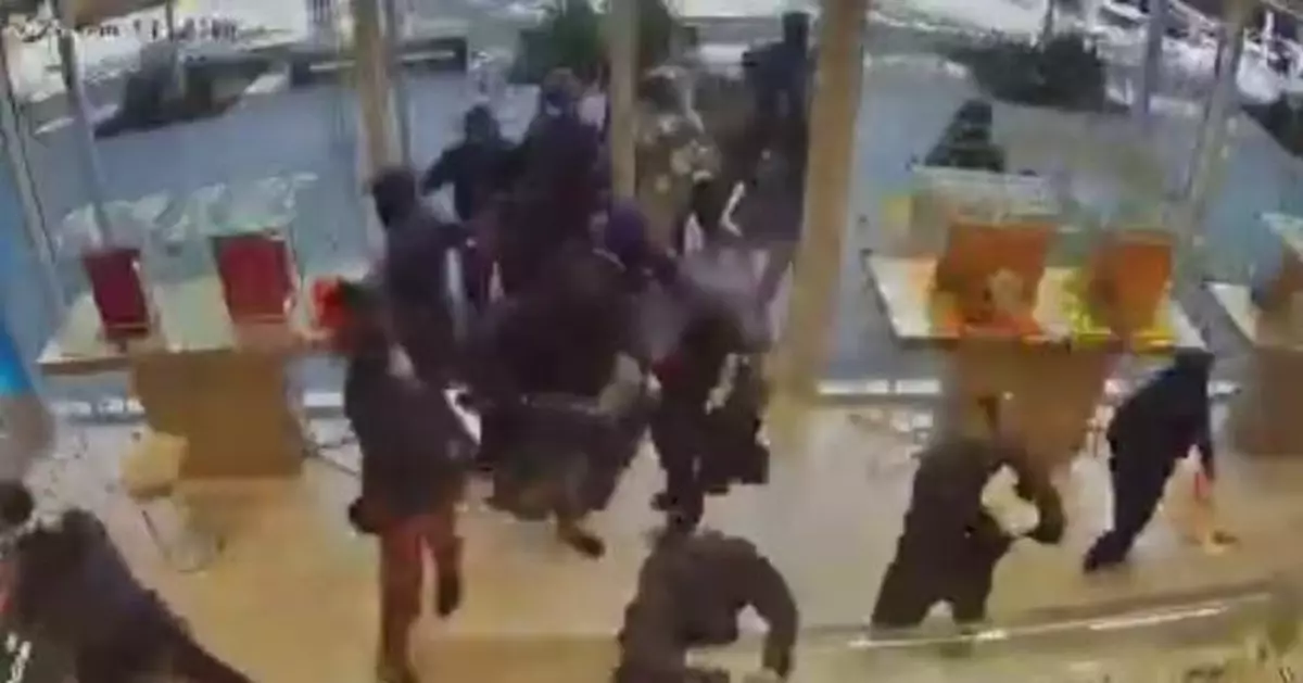 加州珠寶店遭洗劫 約25名蒙面劫匪狂砸陳列櫃掠走逾780萬珠寶