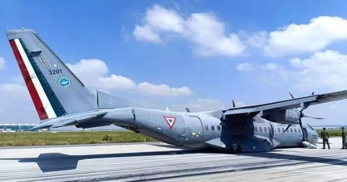 起飛數分鐘起落架故障 墨西哥空軍運輸機機腹迫降併發火花黑煙