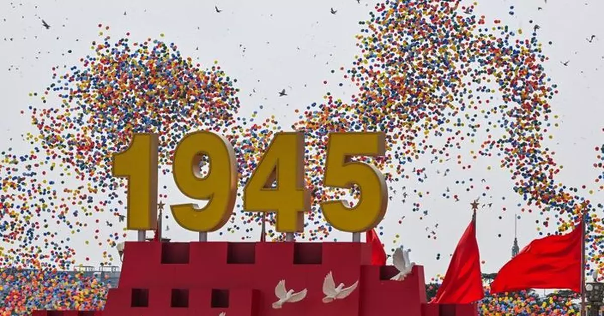 抗戰勝利80周年｜天安門廣場閱兵結束  現場放飛和平鴿及彩色氣球 　