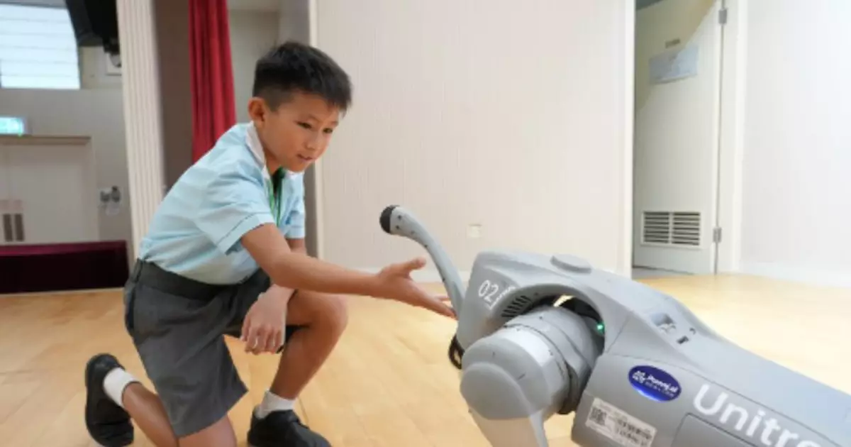 AI機械狗驚喜現身鳳溪廖潤琛紀念學校開學禮 助學生快樂學習