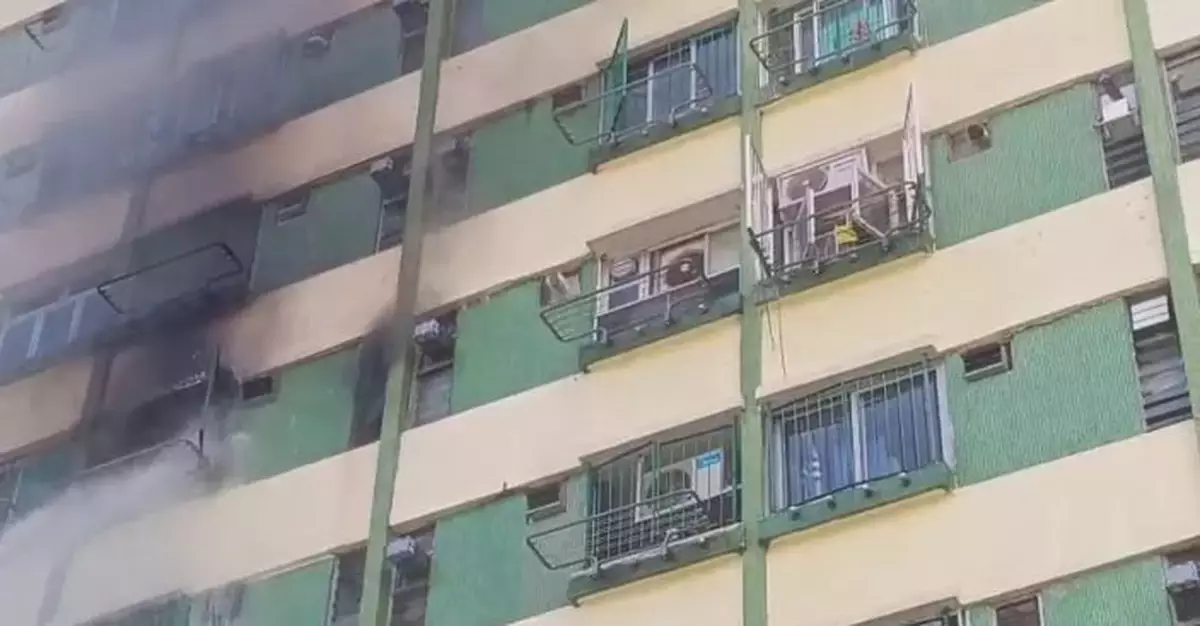 大圍美林邨火警濃煙滾滾一度傳爆炸聲　一老翁吸入濃煙不適送院