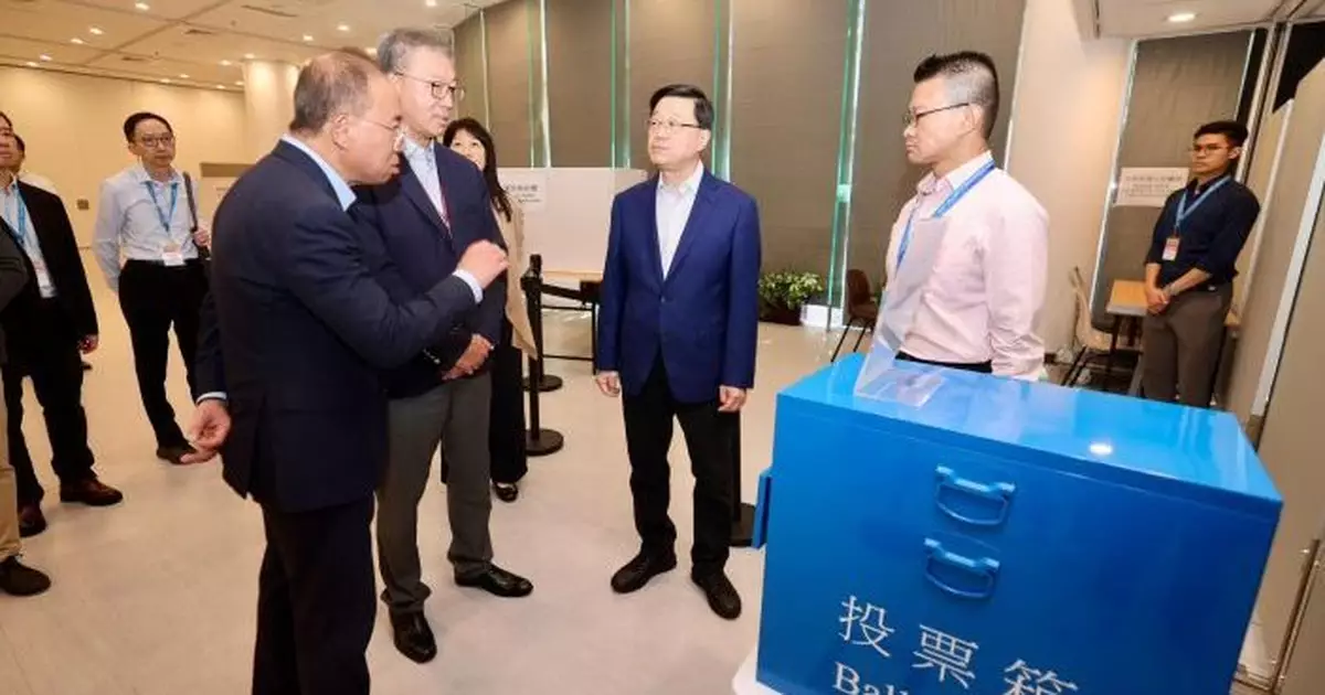 李家超到選委會補選票站視察　稱讓投票安全有序及高效進行