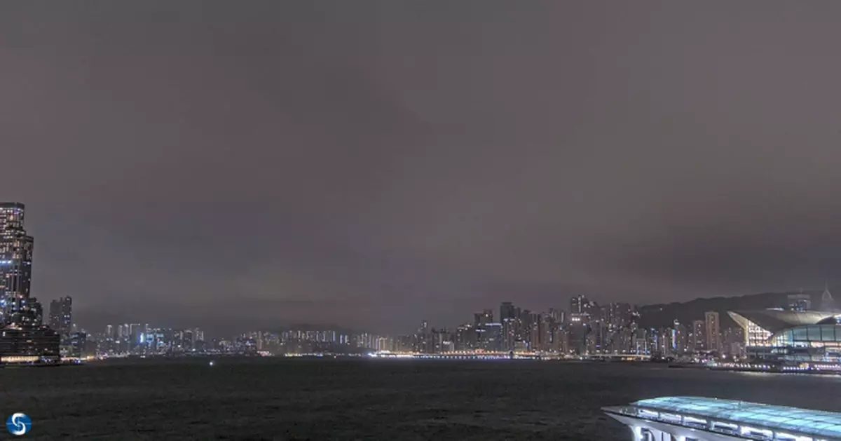 風暴塔巴|民眾尖沙咀海旁取景拍照 鯉魚門杏花邨嚴陣以待