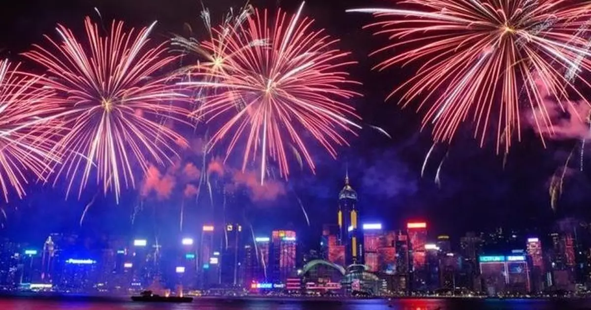 國慶煙花匯演逾3萬枚煙花維港綻放　大熊貓圖案10.1閃耀夜空