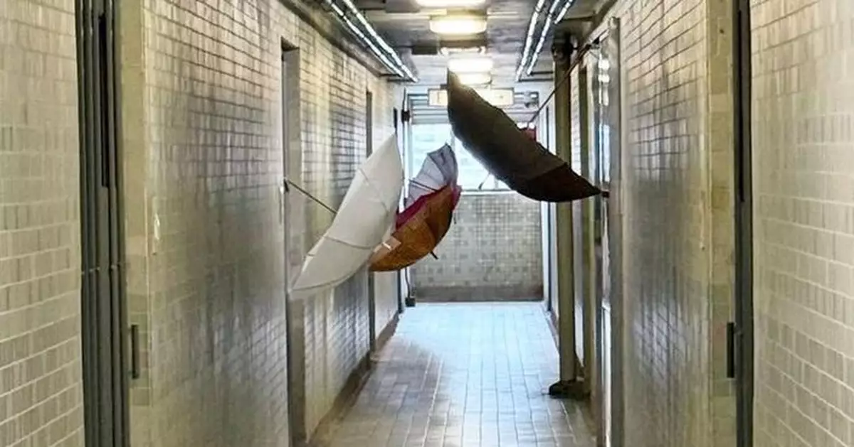 走廊兩邊倒掛4把打開雨遮阻通道 網驚：農曆七月真係唔建議