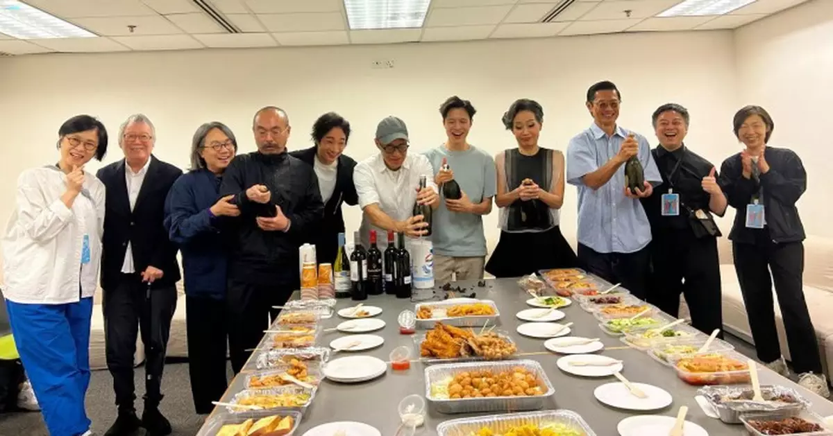 舞台劇《唔講得》尾場遇八號風球 葉童貼心後台舉辦慶功派對