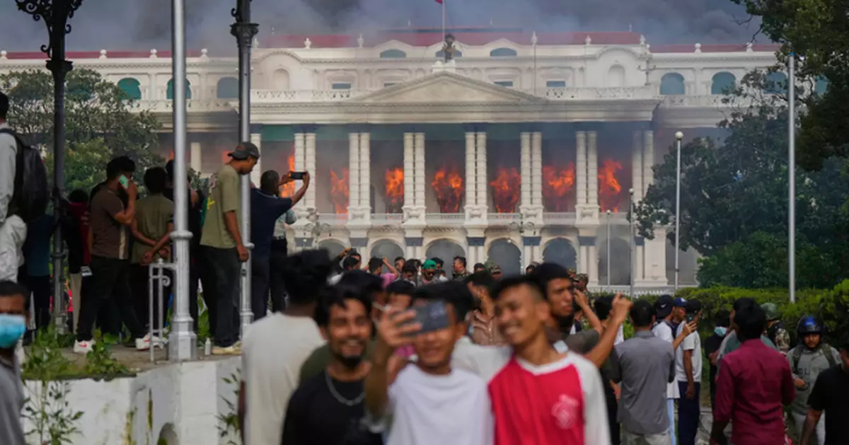 尼泊爾示威者焚燒議會大樓 總統鮑德爾呼籲克制