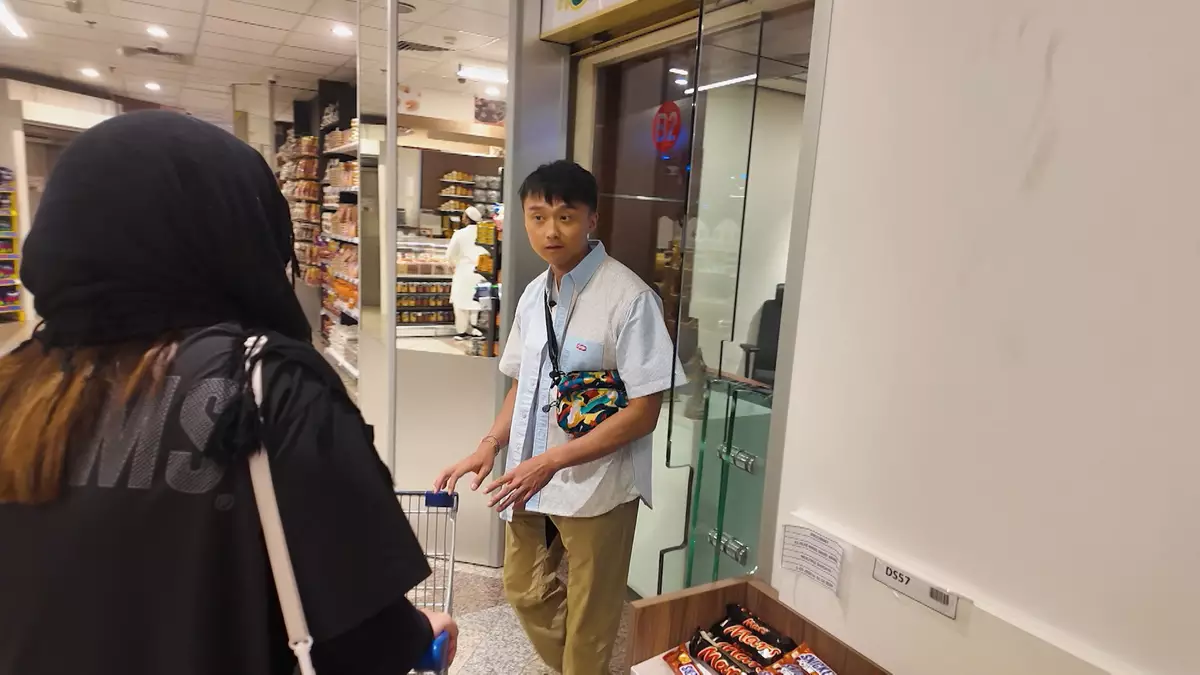 梁彥宗(Chris)在超級市場購物期間突然被人叫停，更被帶入一個房間。