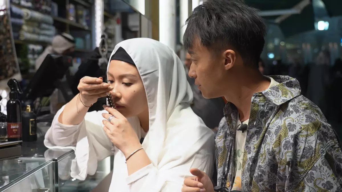 梁彥宗和練美娟朝聖之餘，亦不忘逛街。