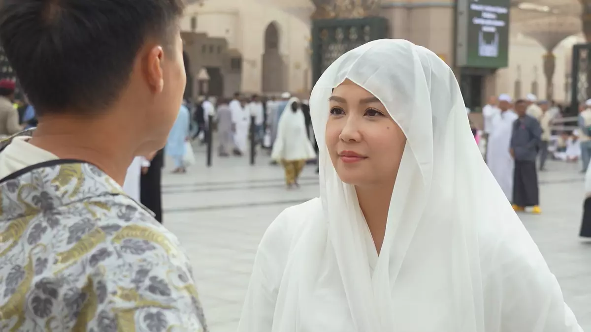 練美娟到埗麥地那後，眼見全部女性均包著頭巾，所以決定入鄉隨俗，以示尊重。