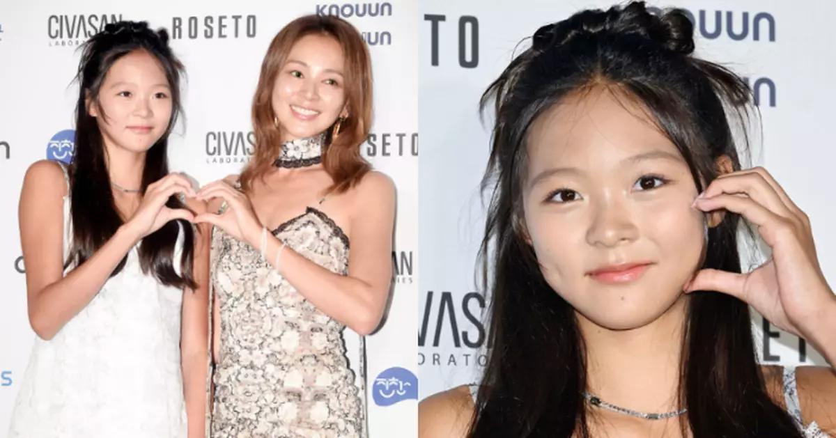 14歲秋小愛與母親並肩出席時裝周 秋成勳感嘆女兒已亭亭玉立