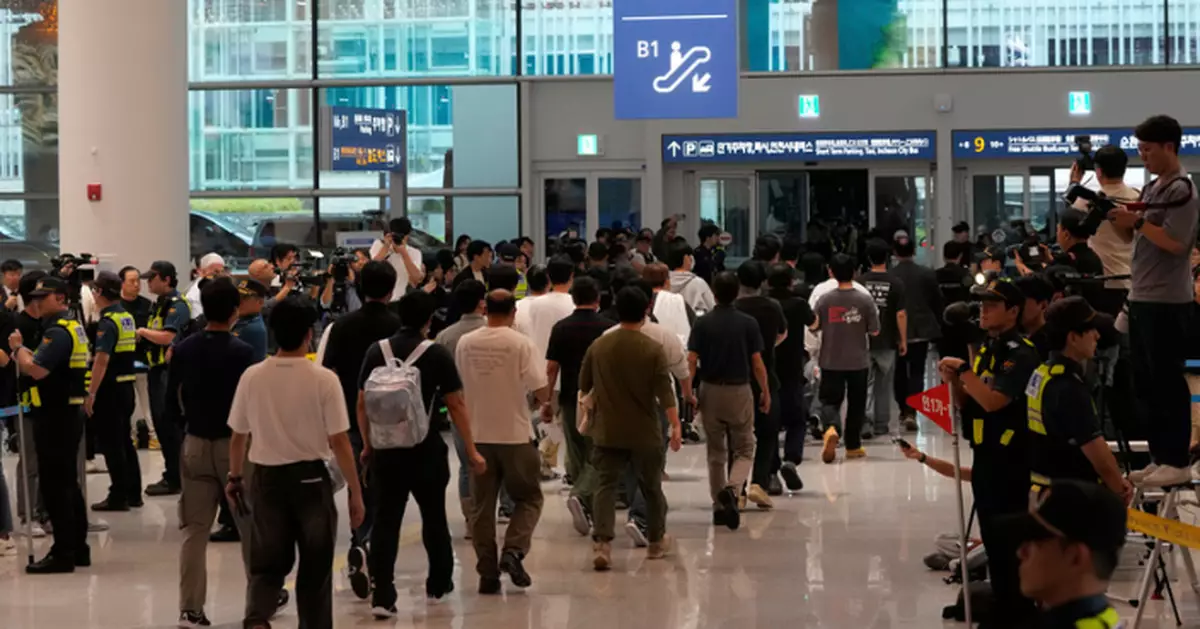 300多名被美國當局拘押南韓公民返抵首爾
