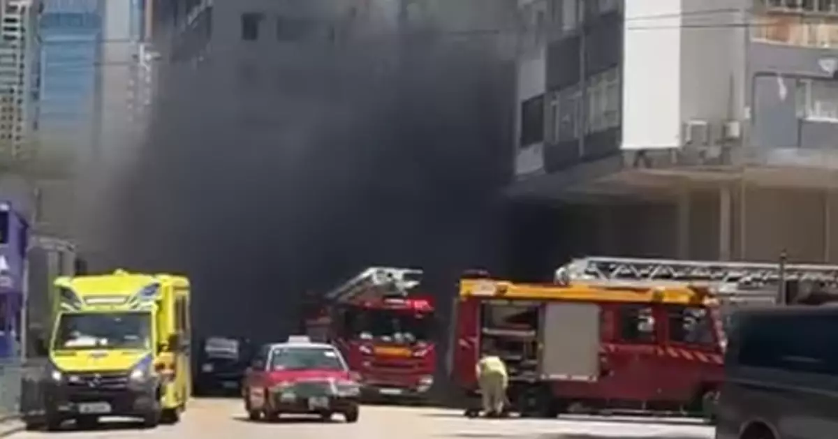 維園對面高士威道地舖疑冷氣機過熱起火 波及樓上住宅院舍兩人不適送院