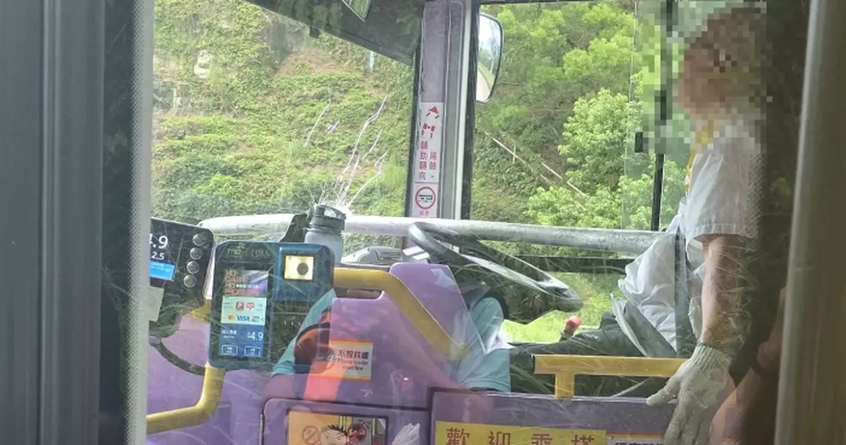 鐵通擊穿巴士擋風玻璃直捅司機胸口  城巴：車長危急關頭展現敬業精神