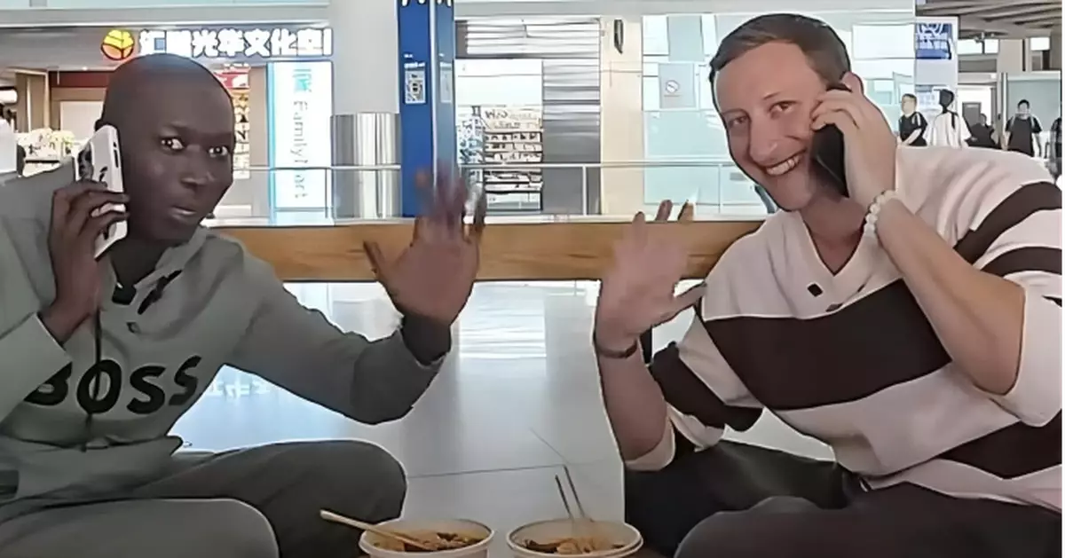 全球最紅表情包「無語哥」中國行  北京逛古玩市場 重慶食麻辣火鍋