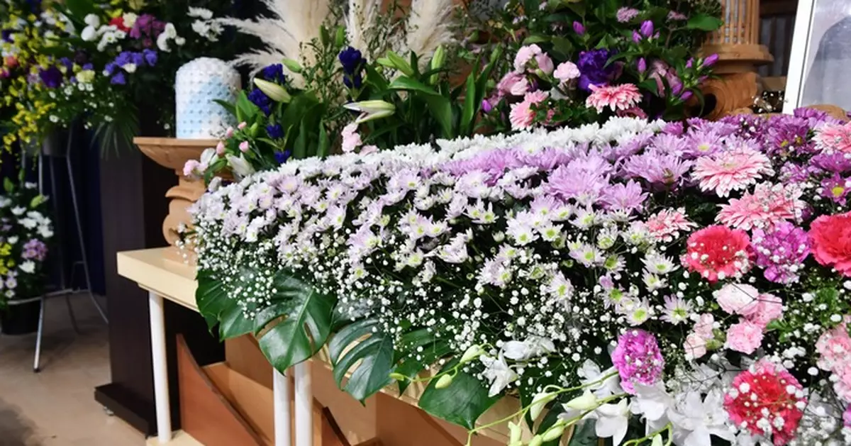 日翁生前不喜拍照 遺屬找不到合適相片做遺照 孫女一幅畫暖心救場