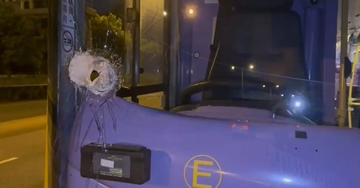 城巴司機遭鐵棒插胸意外 事發前鐵棒曾擊中私家車 警拘一名貨車司機