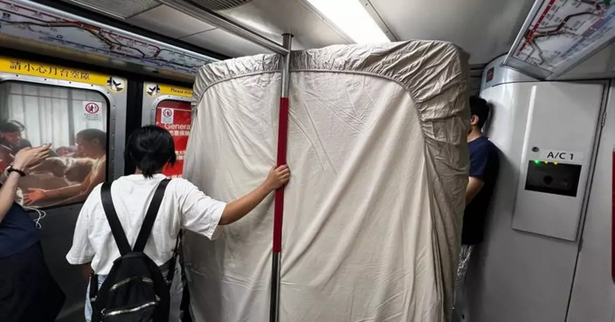 港鐵灣仔站驚見乘客坐列車搬運雙人床褥 網友諷刺：遲早運埋棺材！