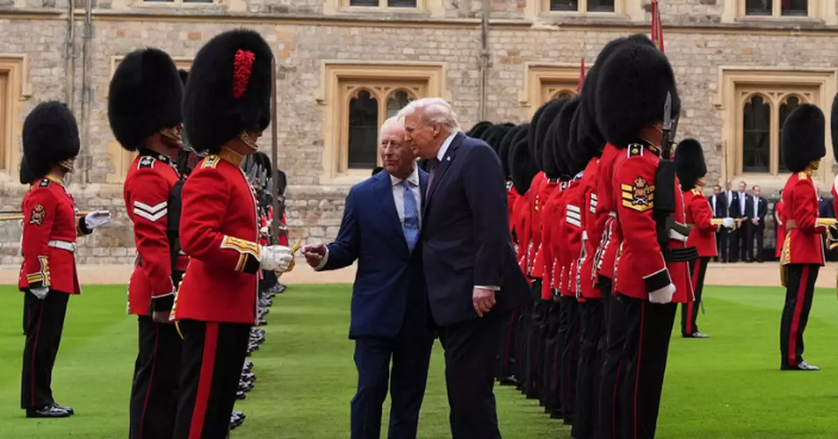 特朗普國事訪問英國 在溫莎堡出席歡迎儀式