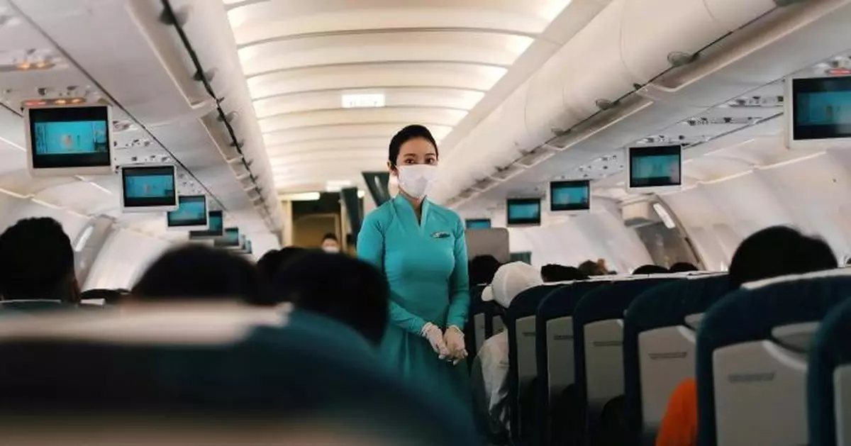 飛機起降時要收桌板、打直椅背、調暗燈光？「三大簡單動作」全為保命