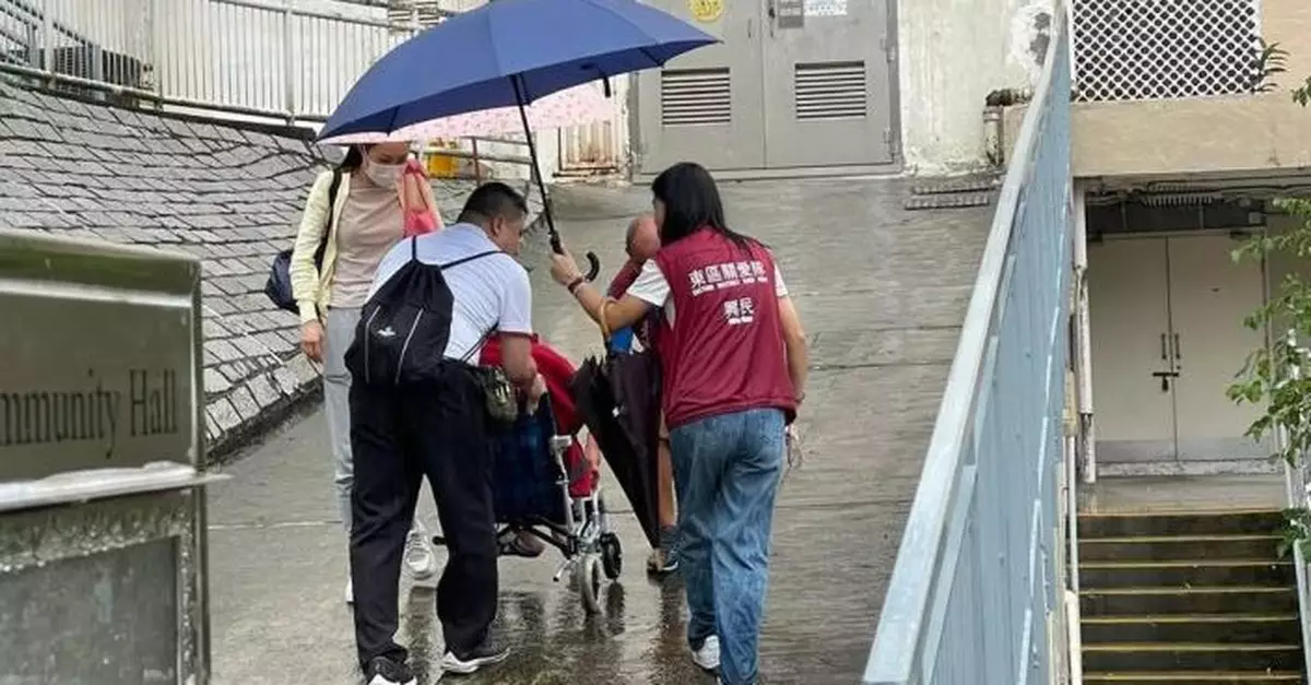 鰂魚涌戰時炸彈危機解除現場陸續解封  民青團隊接送居民返家顯社區關愛